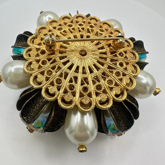 Unsigned Schiaparelli gold tone aurora borealis AB margarita faux pearls brooch - Picture 8 of 9